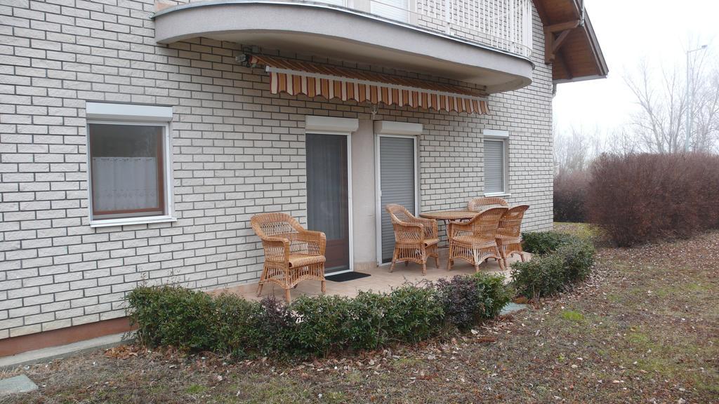 Апартаменты Nyarido Apartman Альшоэрш Экстерьер фото