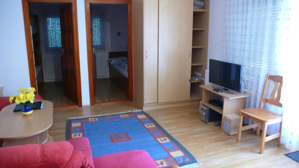 Апартаменты Nyarido Apartman Альшоэрш Экстерьер фото